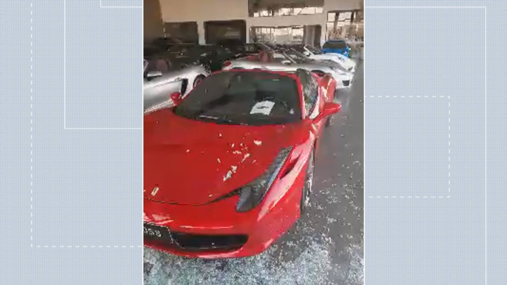 Homem joga pedra em loja e acerta Ferrari de R$ 1,5 milhão