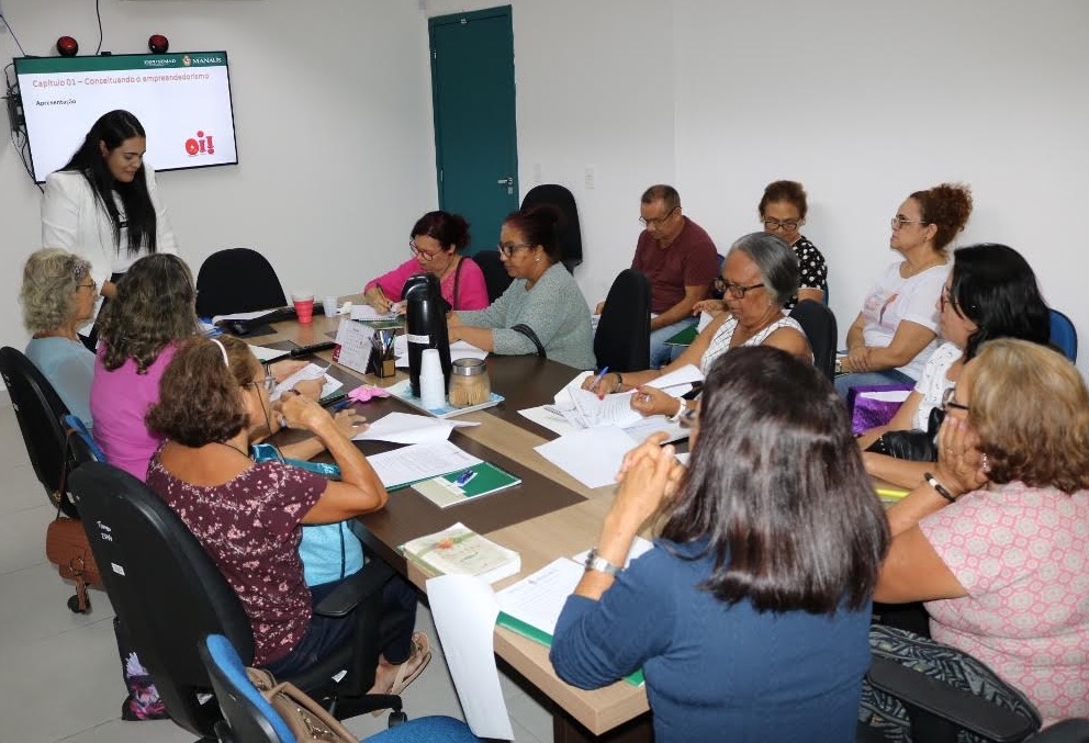 Aposentados participam de curso de empreendedorismo em Manaus