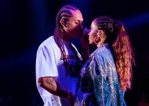 Anitta surpreende ao falar sobre beijo de Vitão: 'ai, gente...'