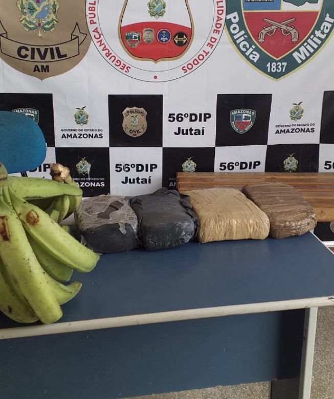Drogas escondidas entre bananas são apreendidas em embarcação no Amazonas