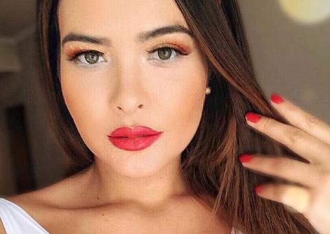 Geisy Arruda dá abaixadinha em biquíni de fita e enlouquece seguidores