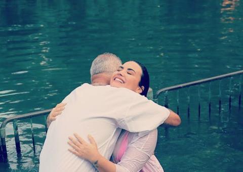 Demi Lovato se batiza no rio Jordão, mesmo onde Jesus foi batizado