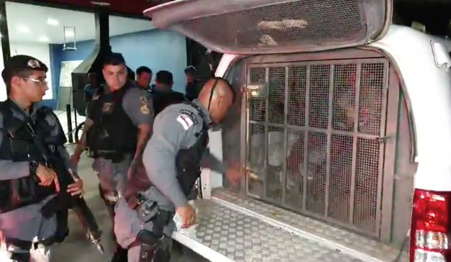 Homens são presos com carro roubado após perseguição na Zona Leste de Manaus