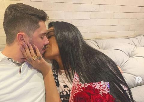 MC Pocahontas ganha aliança gigante do namorado, ex de Anitta