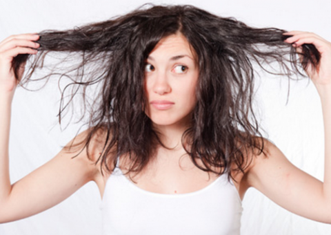 Como acabar com a oleosidade do cabelo? Especialista dá dicas infalíveis