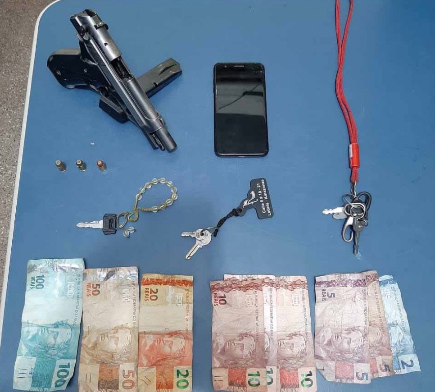 Ao avistar a polícia, dupla tenta se desfazer de arma mas é presa no Amazonas