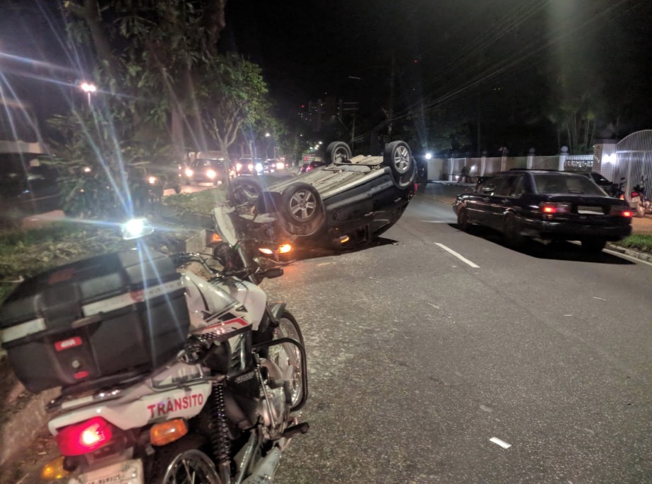 Carro capota após grave acidente em avenida de Manaus