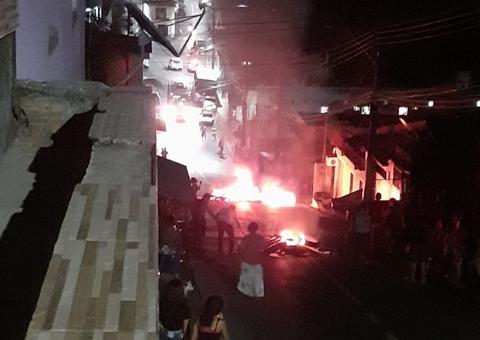 Moradores protestam contra a falta de energia em bairro de Manaus