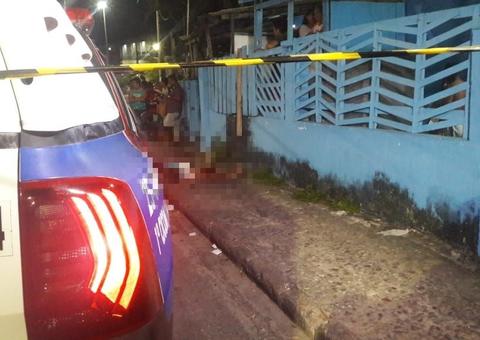 Homem é assassinado na frente da casa da namorada por grupo armado em Manaus