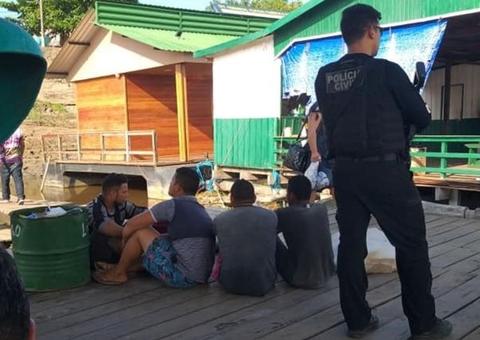 Homens são presos em embarcação no Amazonas com 53 kg de maconha 
