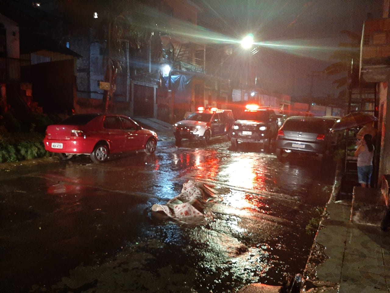 Homem é executado com 7 tiros enquanto caminhava na rua em Manaus