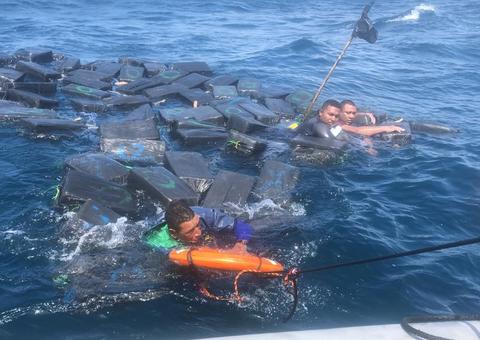 Homens se salvam de tubarões agarrados em mais de 1 tonelada de cocaína