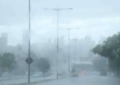 Após chuva forte, casa de família corre risco de desabar em Manaus