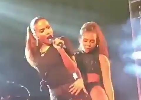 Anitta confirma pegação com bailarina: ‘A gente se curte há muitos anos'