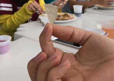 Estudantes da UEA encontram madeira e vidro nas refeições servidas em unidade de Manaus