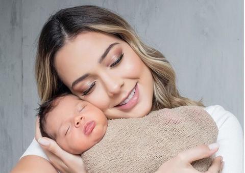 Carol Dantas encanta ao postar foto com filho recém-nascido