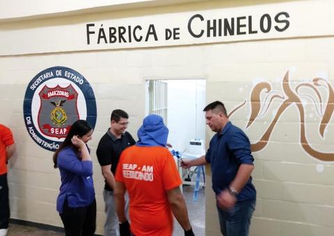 Detentos do IPAT vão trabalhar em fábrica de chinelos em Manaus