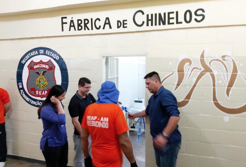 Detentos do IPAT vão trabalhar em fábrica de chinelos em Manaus