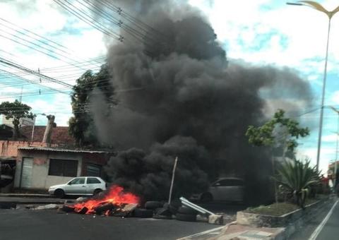 Moradores fecham avenida em protesto contra falta de energia em Manaus