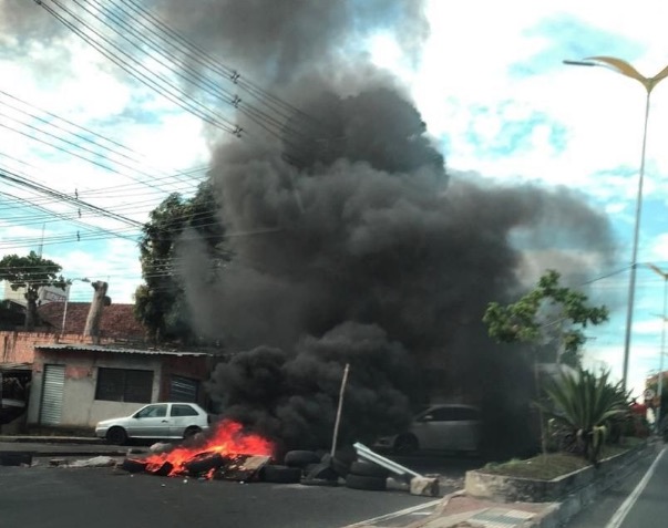 Moradores fecham avenida em protesto contra falta de energia em Manaus