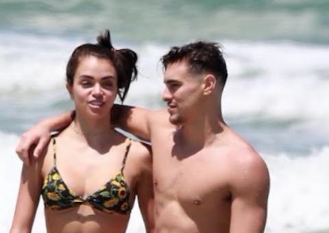 Com mão boba, Bruno Montaleone vai à praia acompanhado de par de 'Dança dos Famosos'