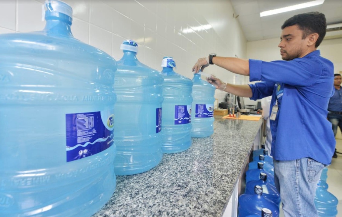 Operação H2O fiscaliza garrafões de água mineral em Manaus
