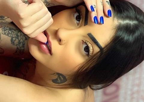 Mc Mirella desgruda biquíni de fita para mostrar bronzeado e enlouquece seguidores