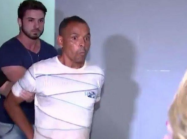 Repórter leva cusparada de preso em entrevista e reage de forma inesperada