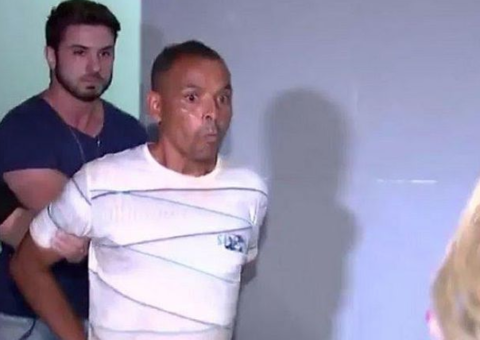 Repórter leva cusparada de preso em entrevista e reage de forma inesperada