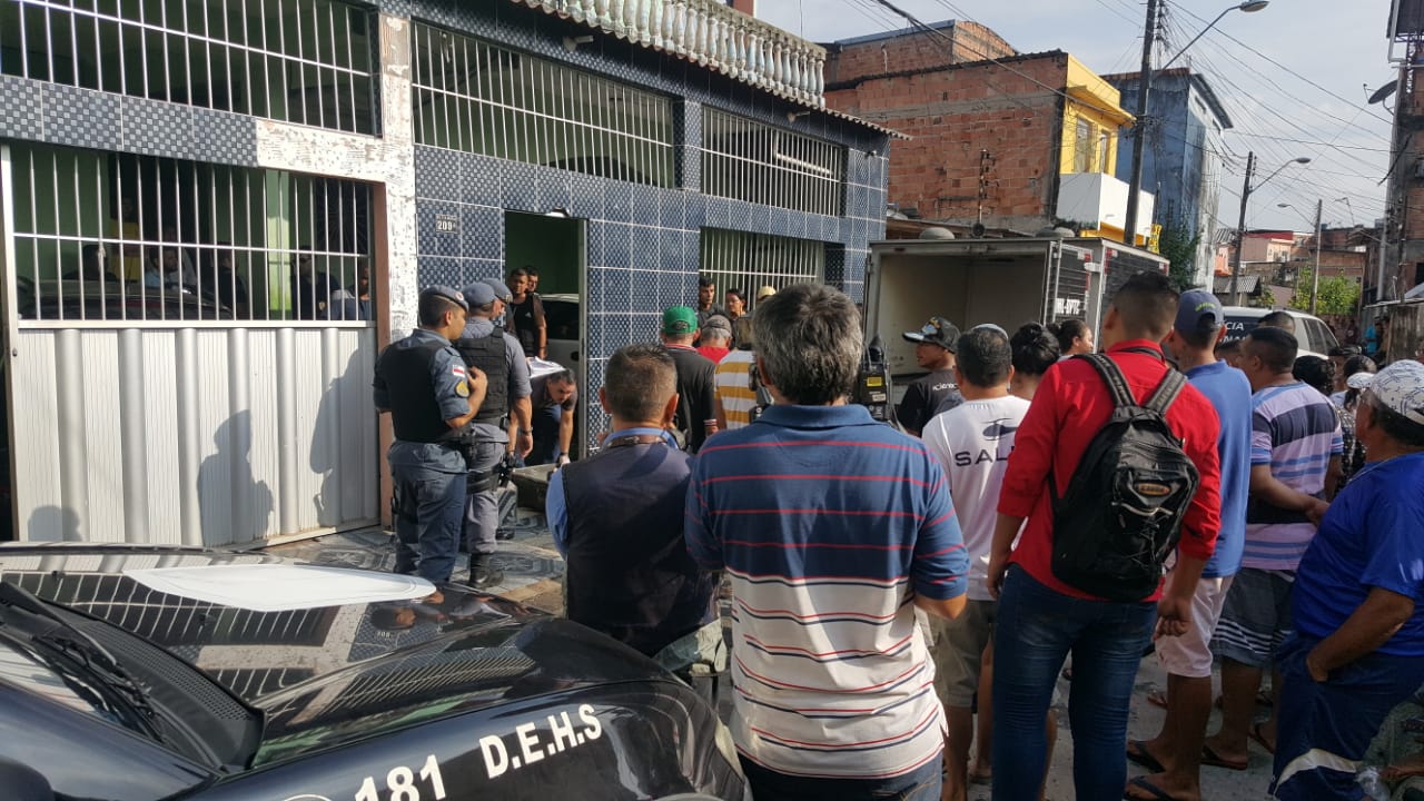 Casal é fuzilado ao sair de casa para trabalhar em Manaus