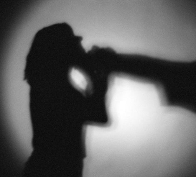 Motorista de aplicativo vai trabalhar em festa e encontra marido com outra; homem foi preso 