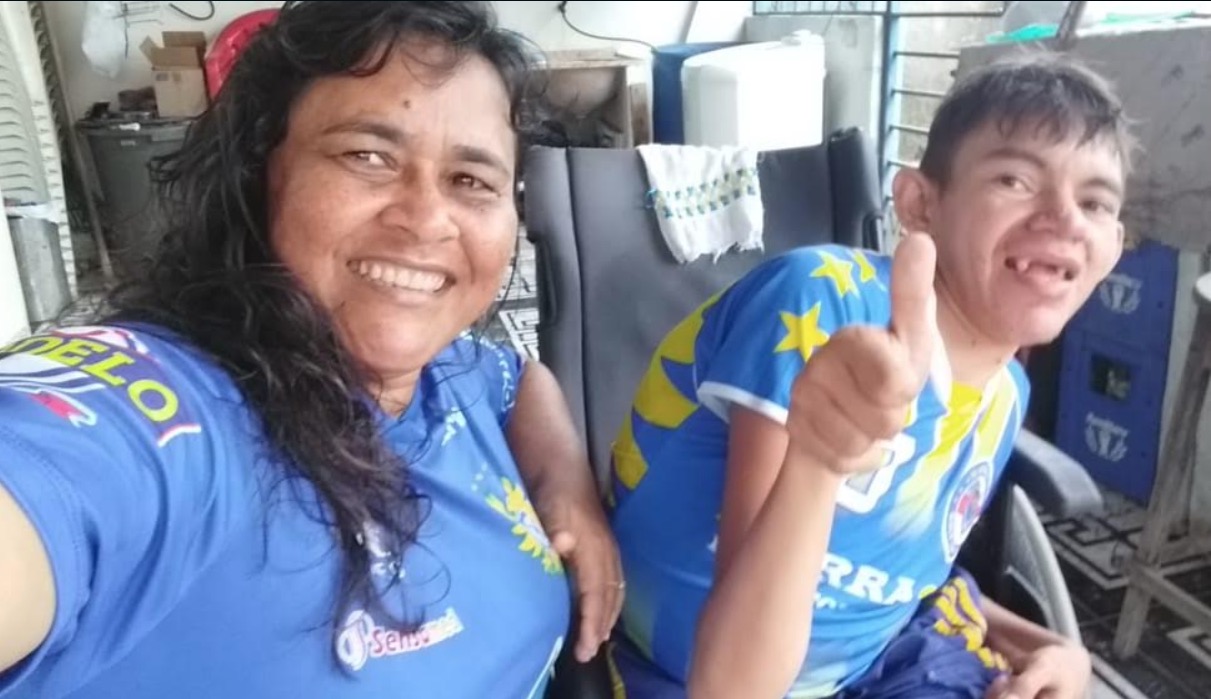 Torcedora do Naça promove feijoada para comprar cadeira de rodas para o filho em Manaus