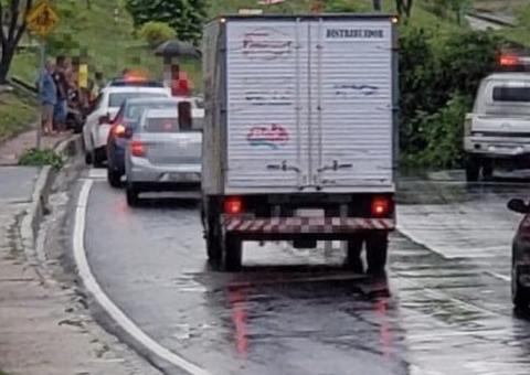 Chuva derruba árvore e deixa trânsito lento em avenida de Manaus