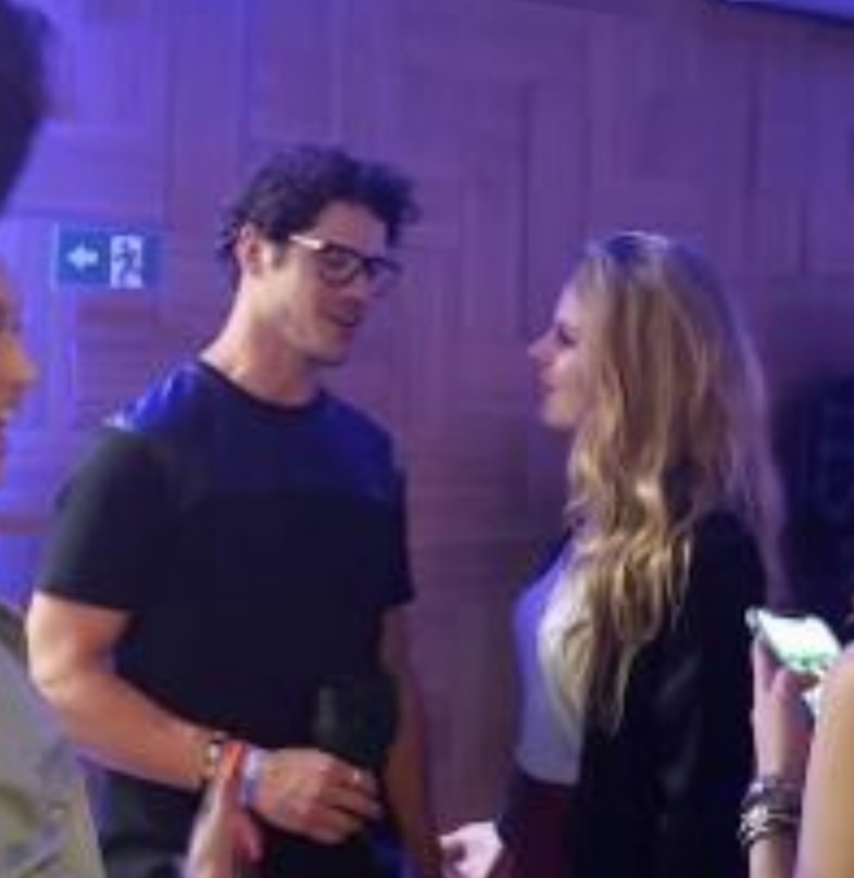 José Loreto tenta beijar loira no Rock in Rio e leva fora 