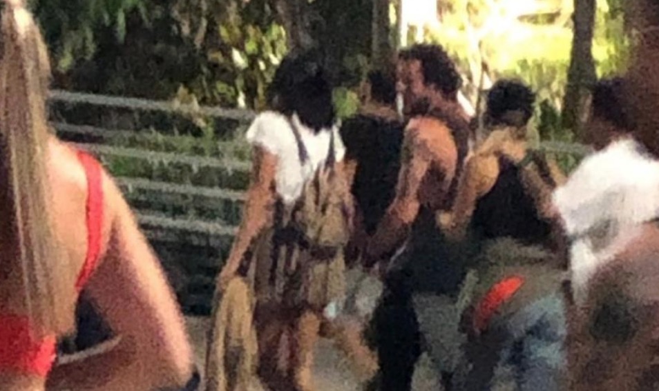 Bruna Marquezine e irmão de Giovanna Ewbank trocam carinhos e deixam RIR de mãos dadas 