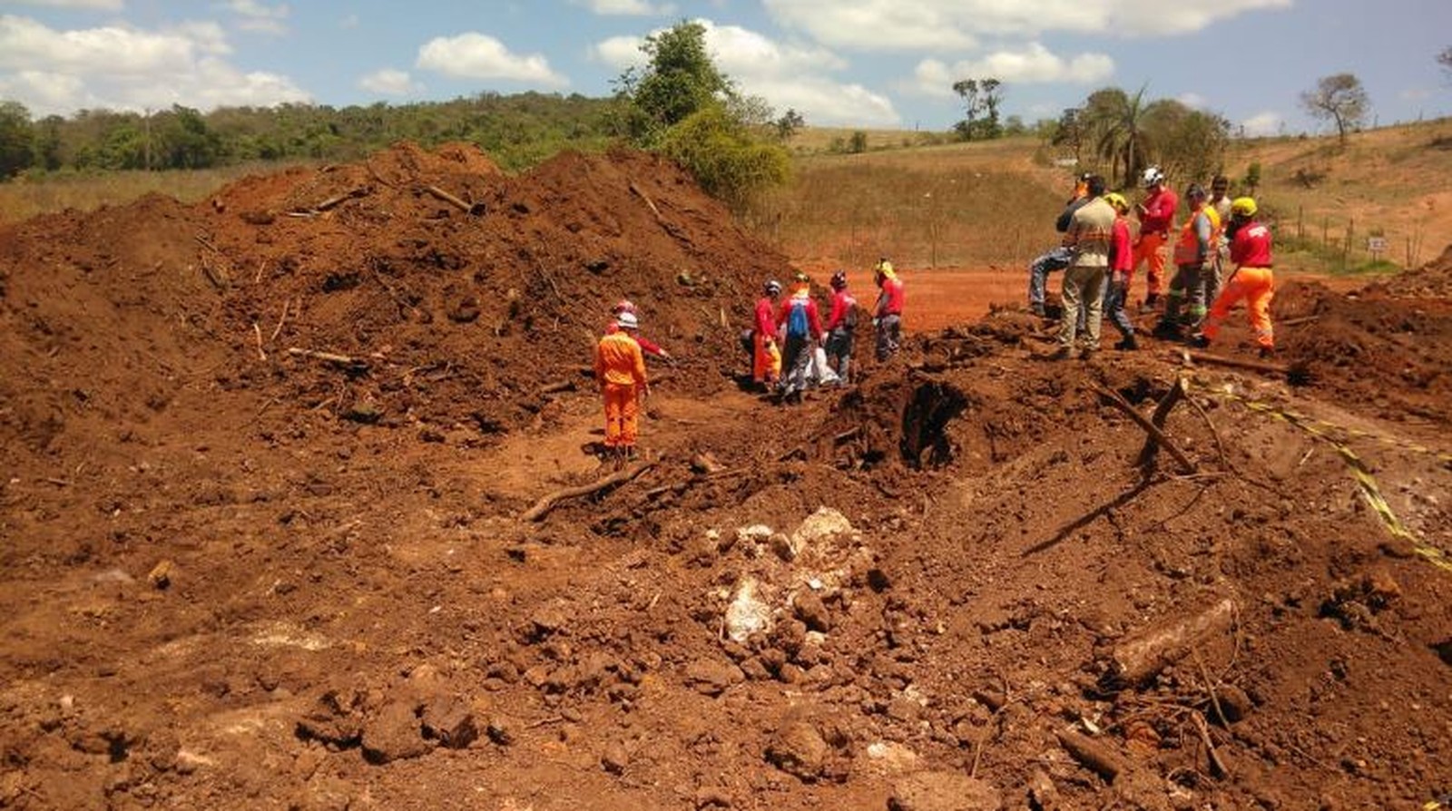  Bombeiros encontram corpo quase intacto na lama de Brumadinho