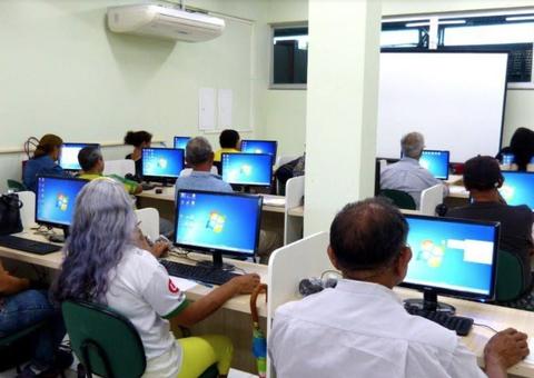 FUnATI oferece cursos de Informática Básica e Redes Sociais para idosos em Manaus