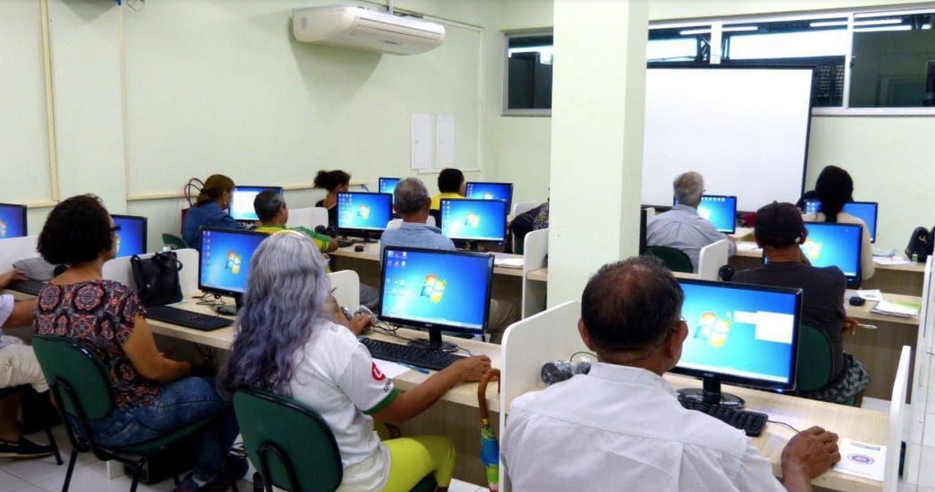 FUnATI oferece cursos de Informática Básica e Redes Sociais para idosos em Manaus