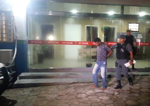 Homem tenta agredir comerciante e é detido por policiais em Manaus 