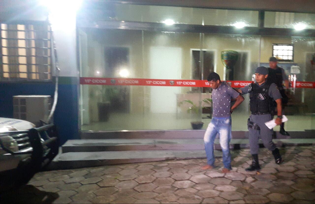 Homem tenta agredir comerciante e é detido por policiais em Manaus 