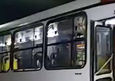 Com arma e facas, trio faz ‘a limpa’ nos passageiros em ônibus de Manaus 