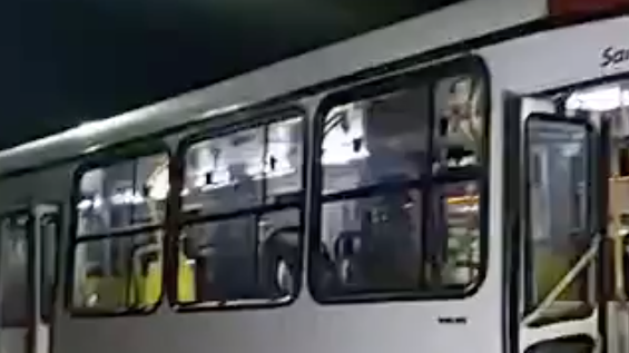 Com arma e facas, trio faz ‘a limpa’ nos passageiros em ônibus de Manaus 