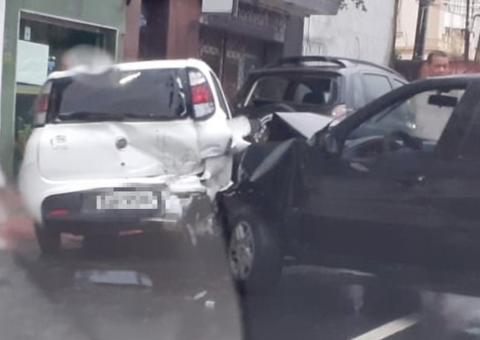 Debaixo de chuva, carro perde direção e se choca com outros dois veículos em Manaus