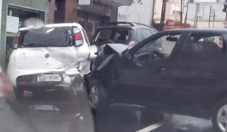 Debaixo de chuva, carro perde direção e se choca com outros dois veículos em Manaus
