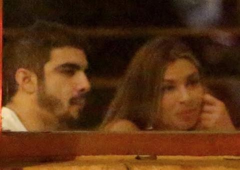 Ficou sério! Grazi Massafera e Caio Castro são flagrados em jantar 