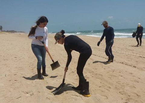 Praia do Futuro está imprópria para banho devido a manchas de óleo