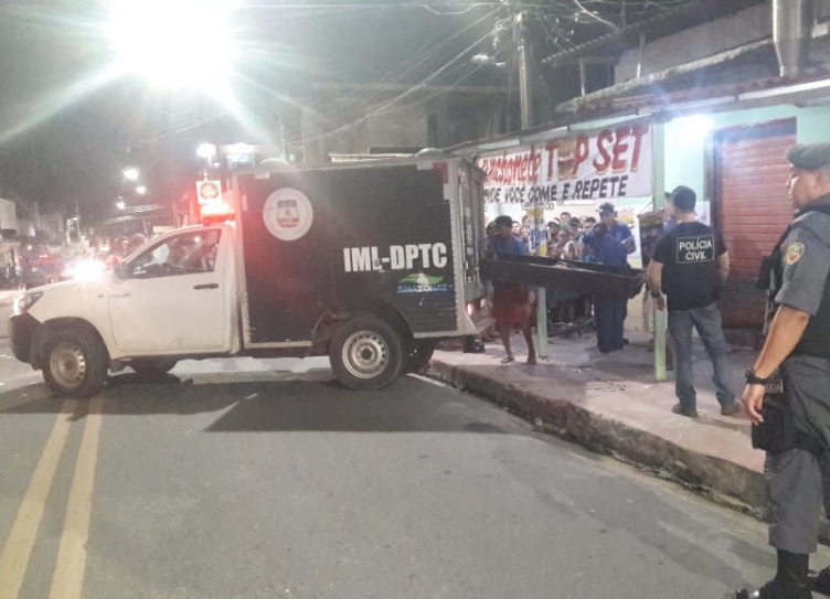 Homem tenta correr mas é assassinado a tiros dentro de lanchonete em Manaus