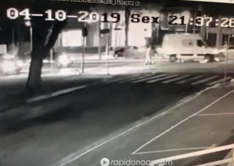 Menino de 9 anos é atropelado por ambulância ao andar de patinete