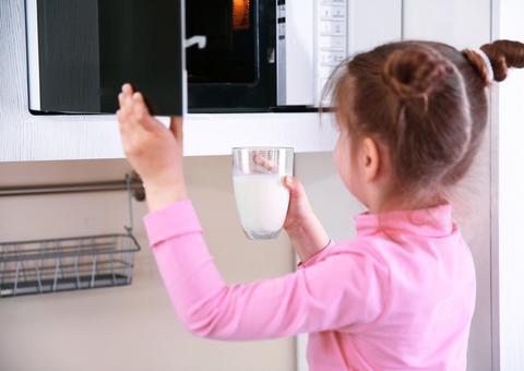 Alguns alimentos nunca devem ir ao micro-ondas: mito ou verdade?