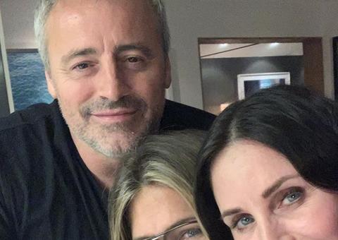‘Friends’: Courteney Cox posta selfie rara com Matt LeBlanc e Jennifer Aniston